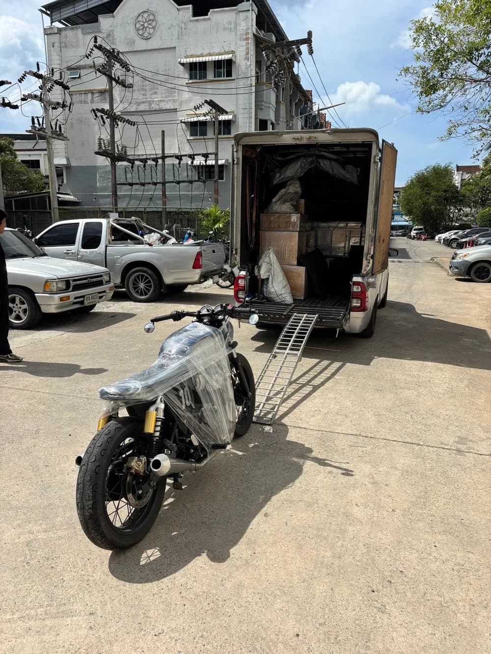 ผลงานขนส่งรถมอเตอร์ไซค์แต่งซิ่งและรถ Custom ด้วยระบบล็อคใต้เฟรมแบบพิเศษป้องกันรอยขีดข่วน