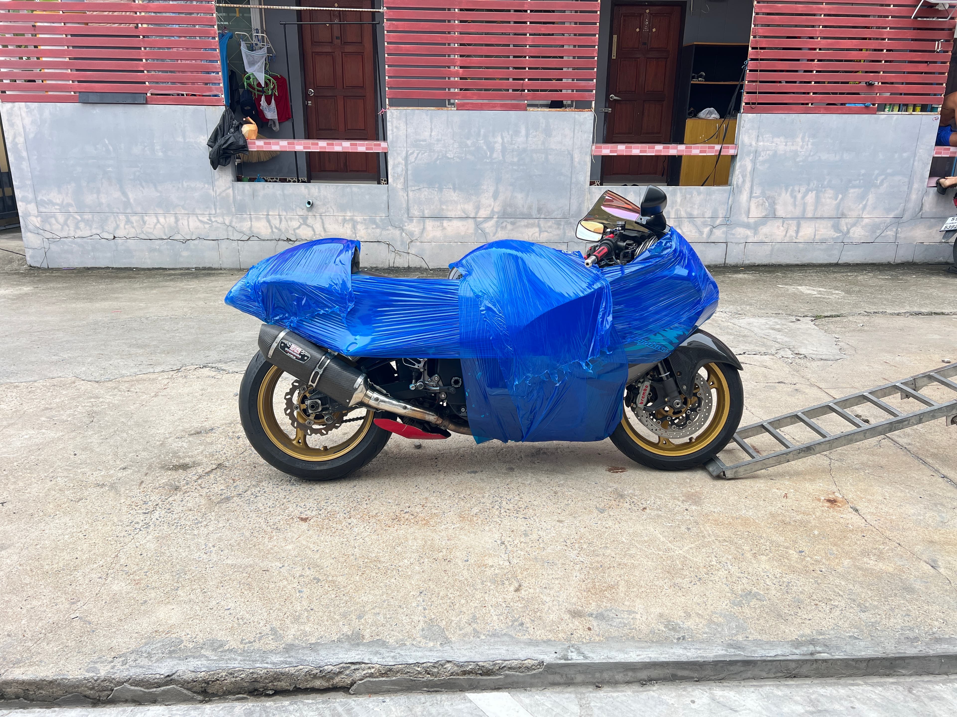 รถกระบะตู้ทึบส่งสินค้าด่วนและเหมาคันตรงเวลา